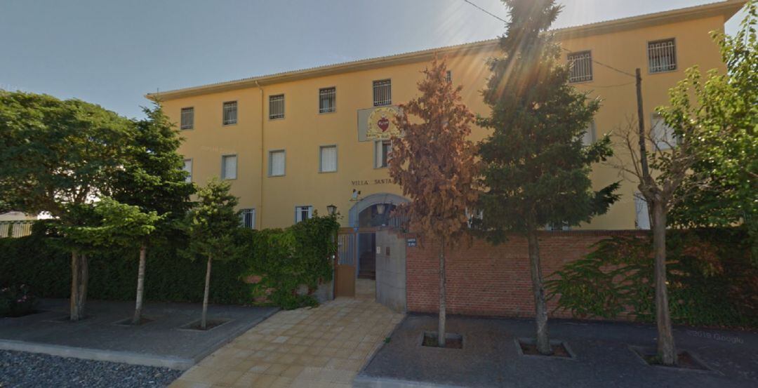 Entrada a la residencia Villa Santa Teresa en Gotarrendura