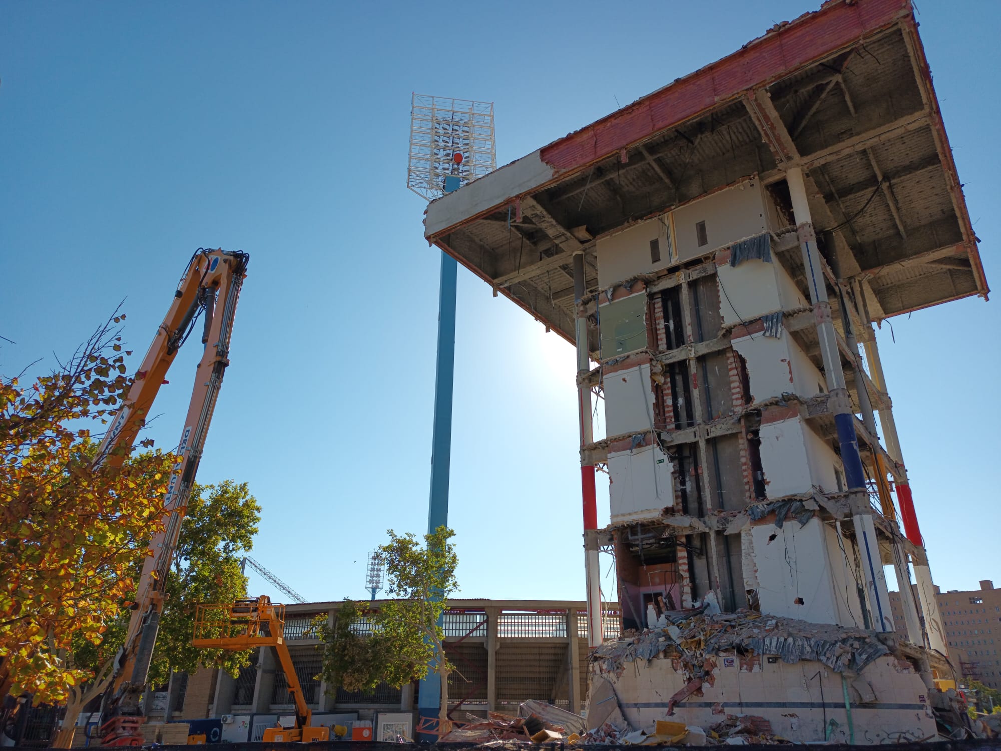 El edificio del Cubo próximo al Estadio de La Romareda en proceso de demolición