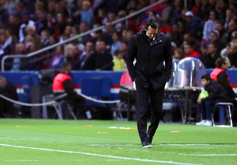 Unai Emery camina cabizbajo por el área técnica durante un partido del PSG