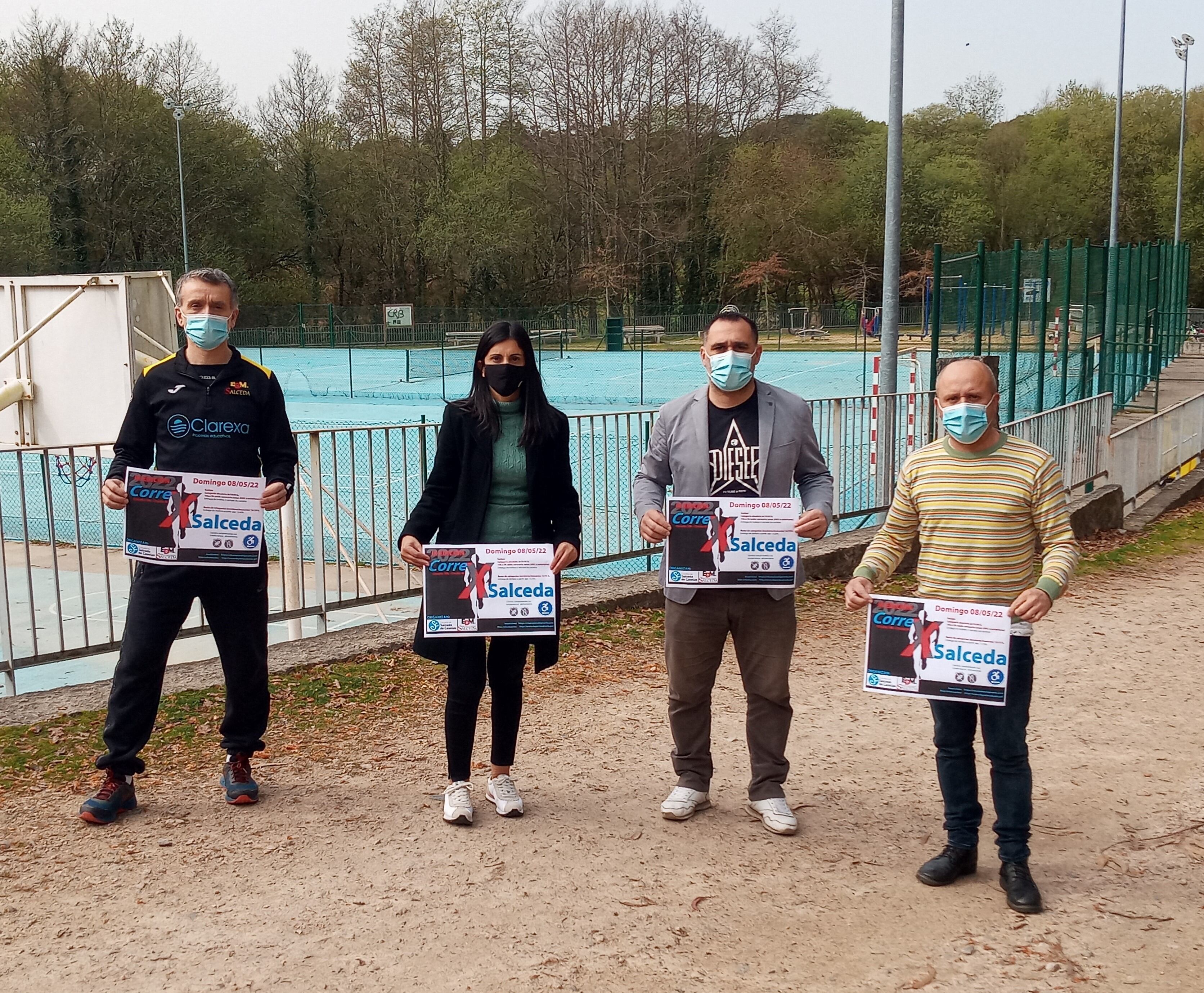 La alcaldesa de Salceda, Verónica Tourón, junto a los organizadores del &#039;Corre x Salceda&#039;.