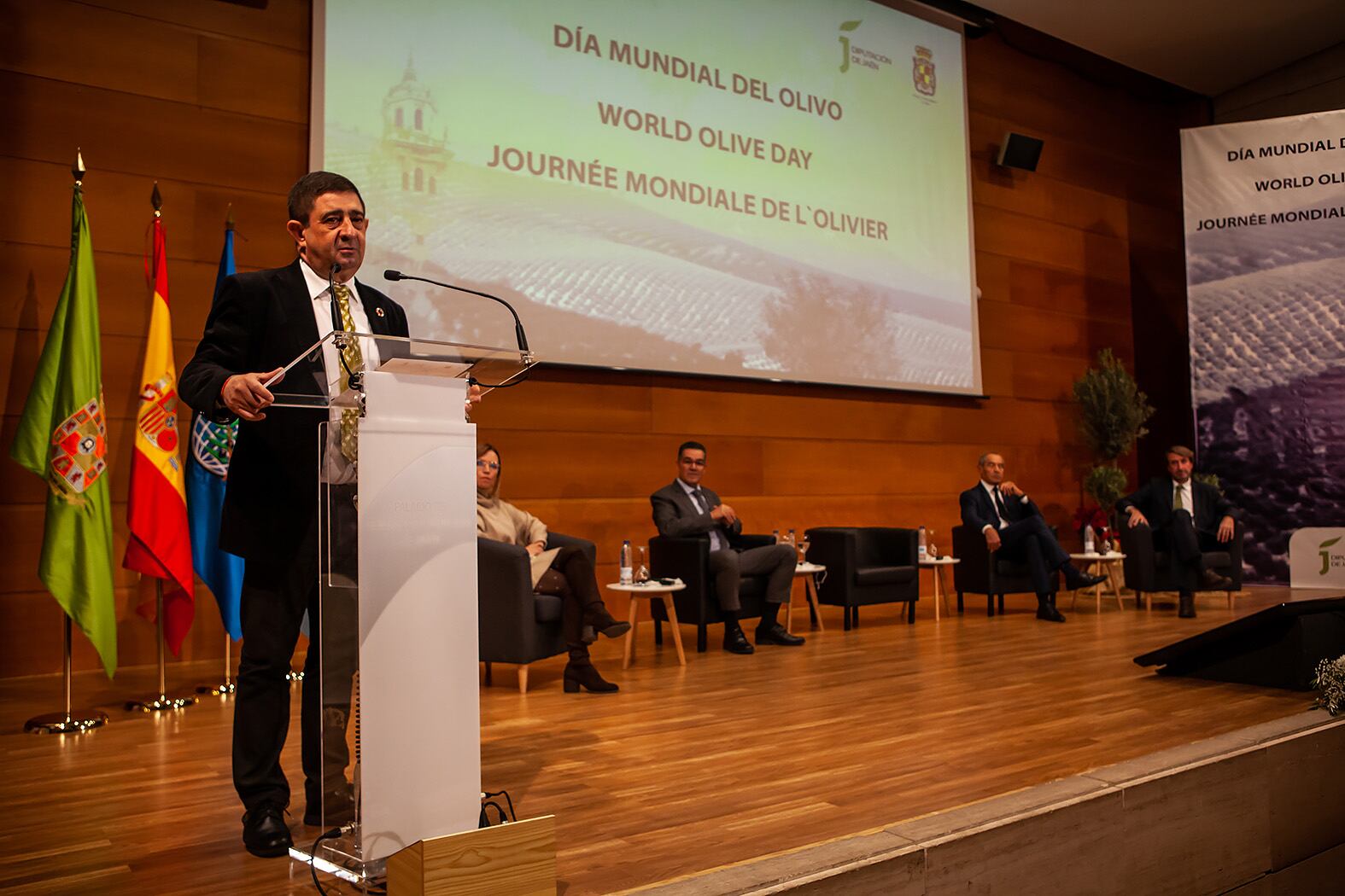 El presidente de la Diputación de Jaén, Francisco Reyes, interviene al inicio de la última jornada del COI en la capital.