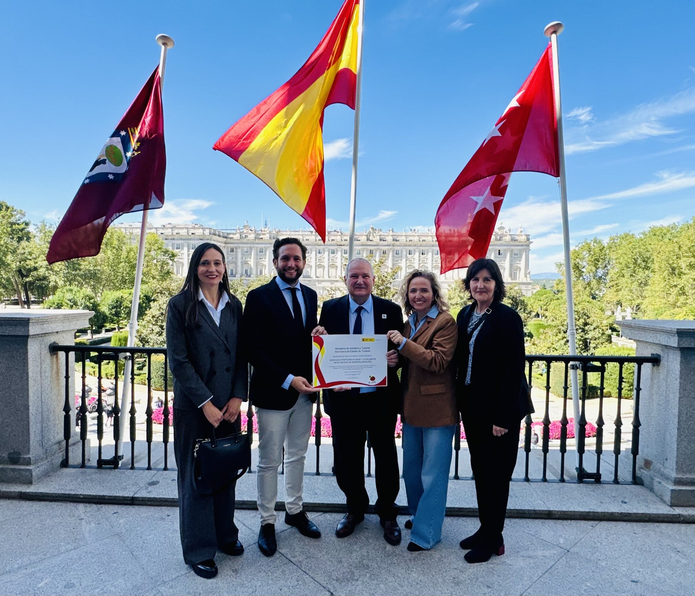 Elena Franco, Isaac Claver, Jordi Hereu, Marta Montaner y Tere Mumbiela con el diploma de Fiesta de Interés Turístico Nacional
