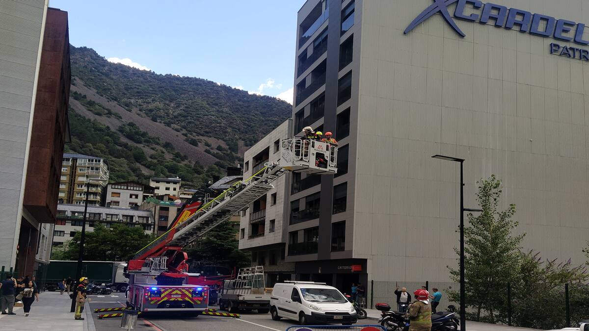 Rescatats dos operaris atrapats en una grua que s'havia espatllat