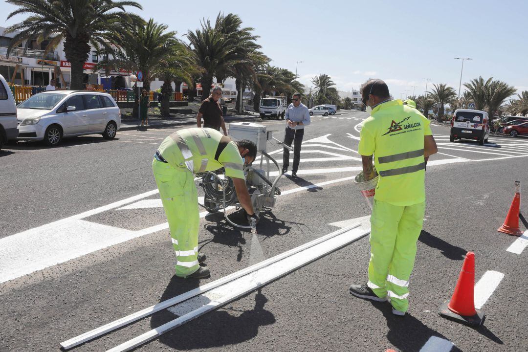 Operarios trabajando en calles de Costa Teguise.