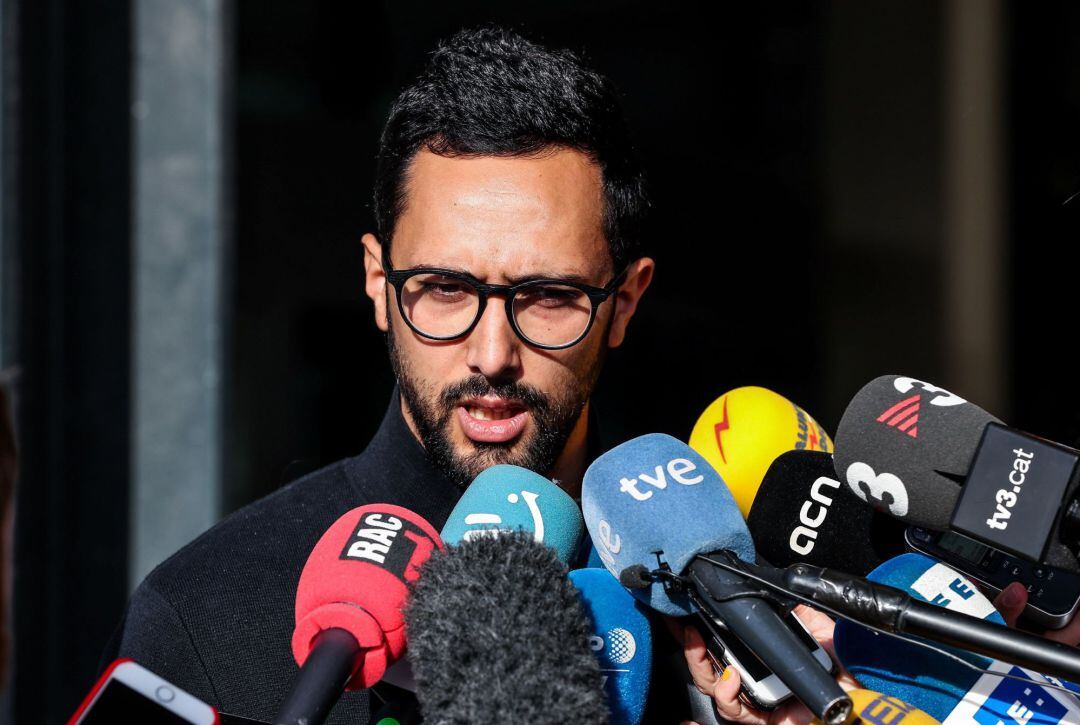 El raper Valtònyc a les portes del jutjat de Gant (Bèlgica)