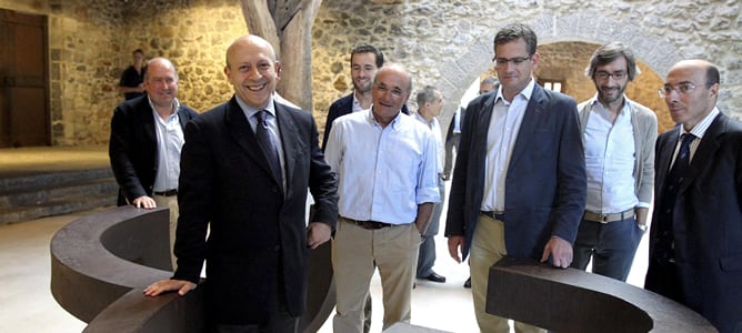 El ministro de Cultura, José Ignacio Wert (2i), y el presidente del PP del País Vasco y candidato a lehendakari, Antonio Basagoiti (3d), han participado en un acto político en el museo Chillida-Leku de la localidad guipuzcoana de Hernani.