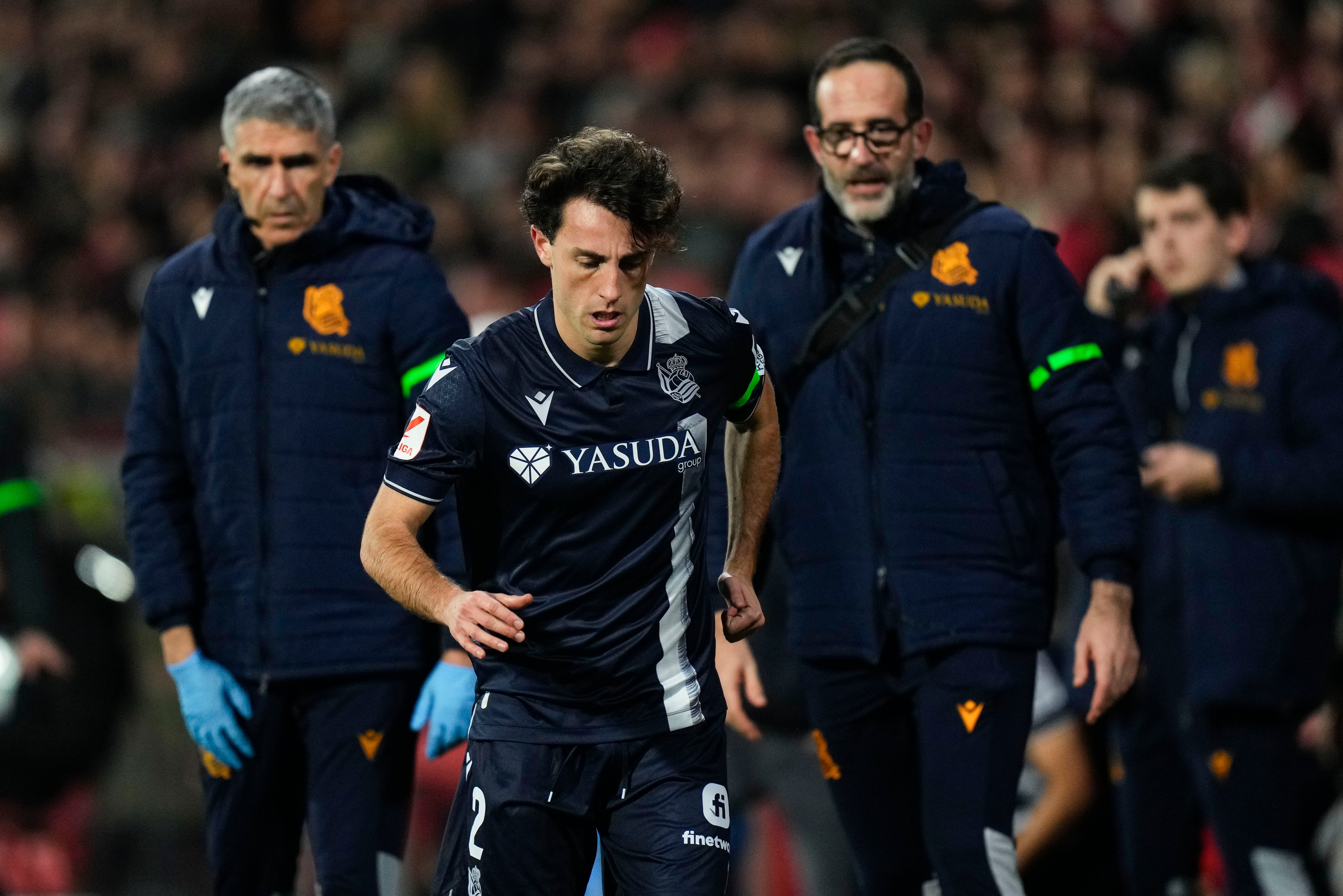 GIRONA, 03/02/2024.- El defensa de la Real Sociedad, Álvaro Odriozola es sustituido tras lesionarse , durante el partido de LaLiga EA Sports entre el Girona y la Real Sociedad que se disputa este sábado en el estadio de Montilivi. EFE/Siu Wu
