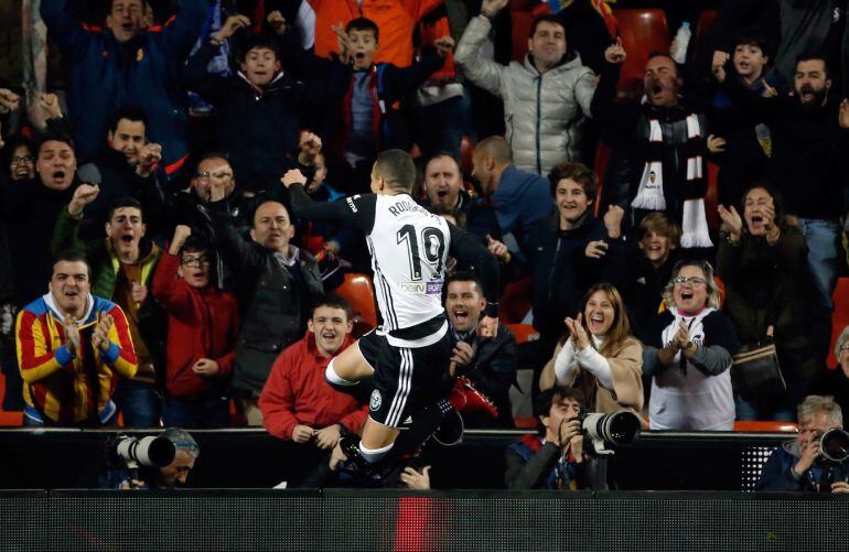 GRAF1754. VALENCIA, El centrocampista del Valencia Rodrigo Moreno celebra su gol, segundo del equipo frente al Alavés, durante el partido de Ida de los Cuartos de final de la Copa del Rey que se disputa hoy en el estadio de Mestalla, en Valencia. EFE, Jua