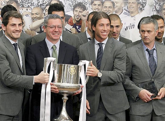 El alcalde de Madrid, Alberto Ruiz-Gallardón, posa con la Copa del Rey junto a los jugadores del Real Madrid