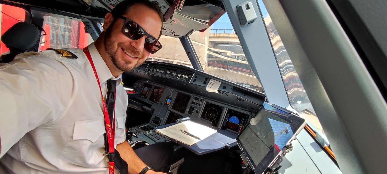 El piloto cordobés combina su pasión por volar con su pasión por la magia