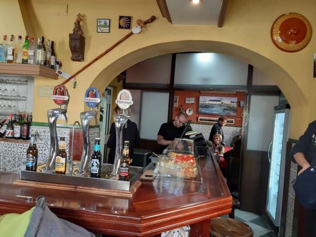 Interior de La Gallega, con la zona de barra y el comedor al fondo.