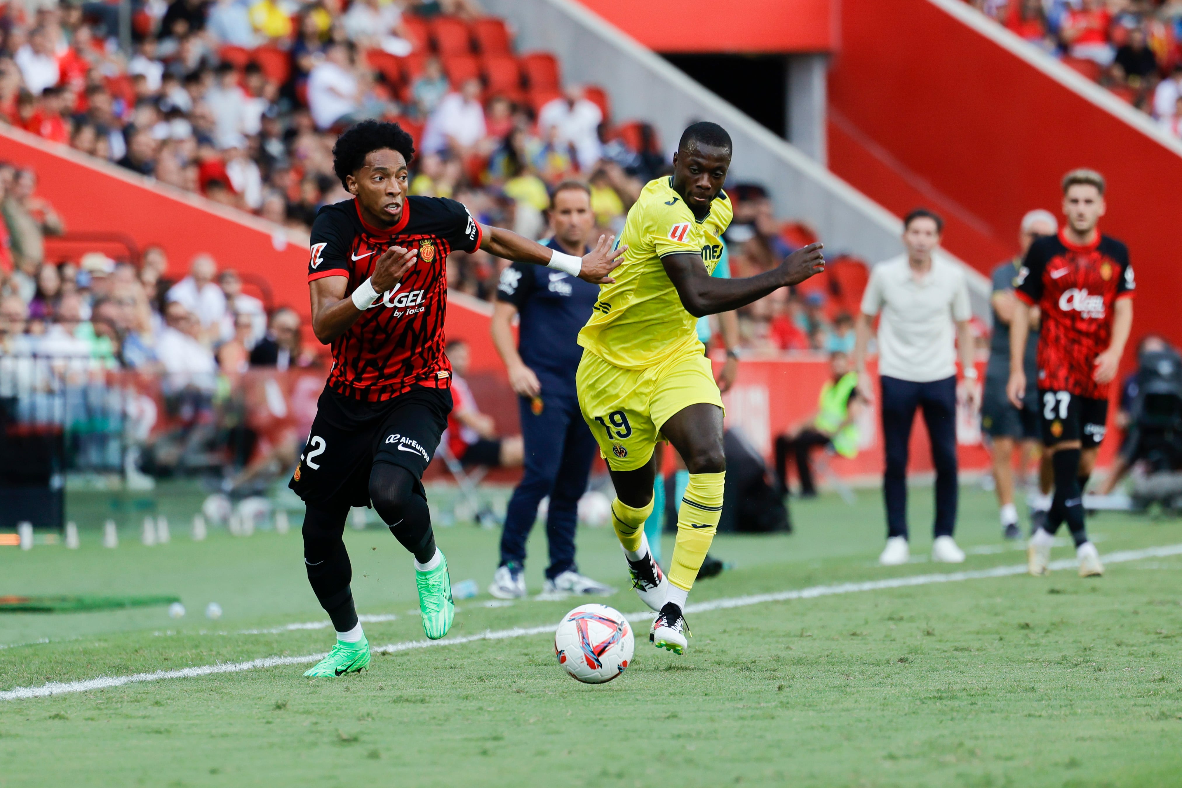 PALMA, 14/09/2024.- El defensa del RCD Mallorca Johan Mojica (i) disputa un balón con el delantero del Villarreal Nicolas Pépé (d) durante el encuentro que se disputa este sábado en el estadio de Son Moix . EFE/Cati Cladera
