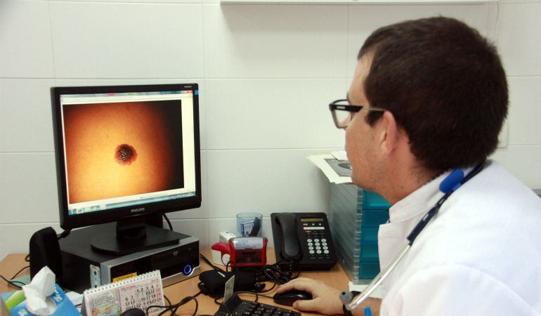Metge d'un Centre d'Atenció Primària.