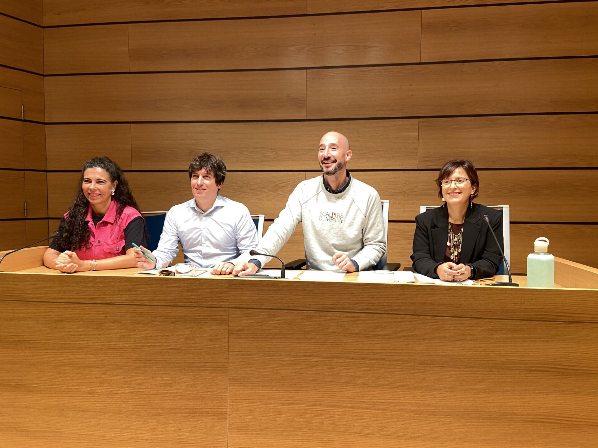 De izquierda a derecha: Eva Juez (EAJ-PNV), Alberto de la Hoz (EAJ-PNV), Jon Iraola (PSE-EE) y Vanessa Hortas (PSE-EE)
