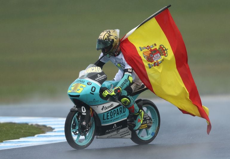 Joan Mir celebra su campeonato con una bandera de España