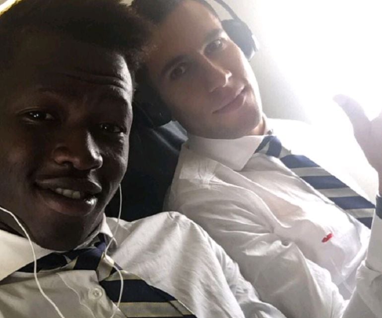 Pape Cheikh y Hugo Mallo en el avión rumbo a Lieja