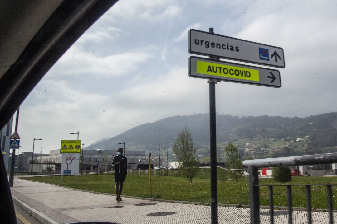 Entrada a la zona del autoCOVID situado en el Hospital Universitario Central de Asturias. 