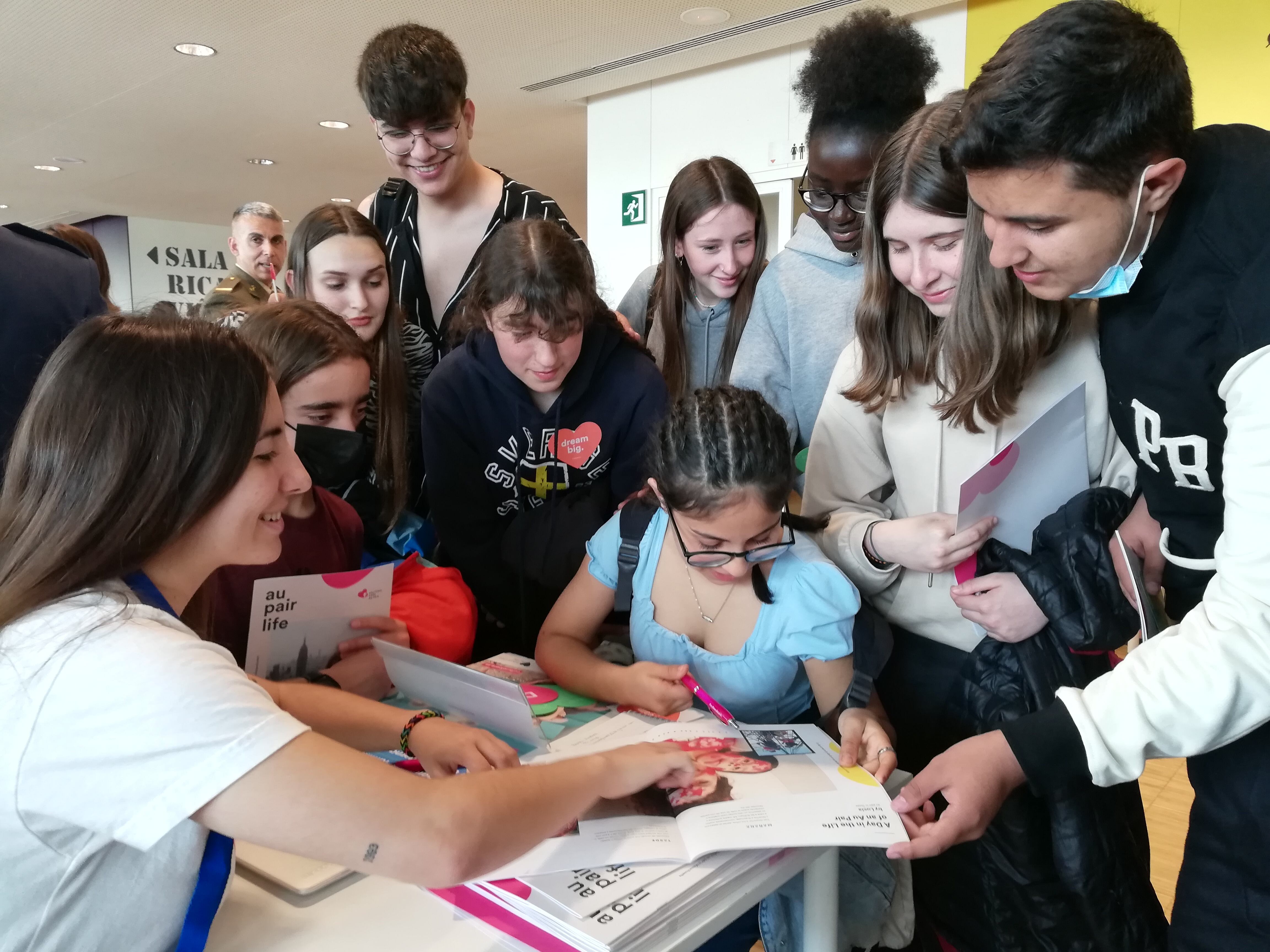 Joves estudiants de Guissona, a l'estand del saló FormaOcupa on s'informava com poder fer d'au pair als Estats Units.