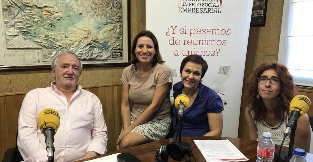 Pedro Roca, presidente de Cruz Roja Cuenca; Ana Cano, técnico de RSC; Delia Millán, directora de Fab Lab, y Eva Nuño, del Plan de Empleo de Cruz Roja.