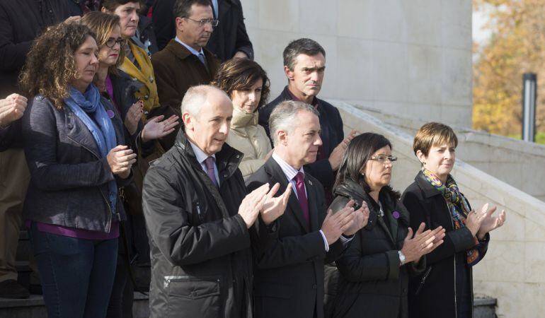 El lehendakari, Iñigo Urkullu (2i), junto al portavoz del Gobierno Vasco en funciones, Josu Erkoreka (i), la presidenta de Emakunde, Izaskun Lanlaida (2d), y la consejera de Desarrollo Económico y Competitividad, Arantxa Tapia (d), preside la concentració