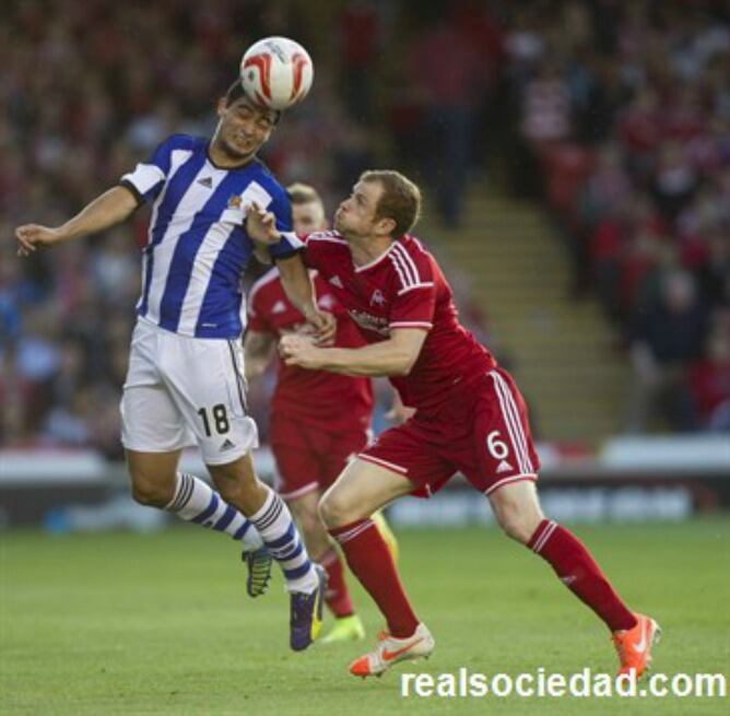 El uruguayo Chory Castro disputa un balón al defensa Mark Reynols en el Pittodrie Stadium
