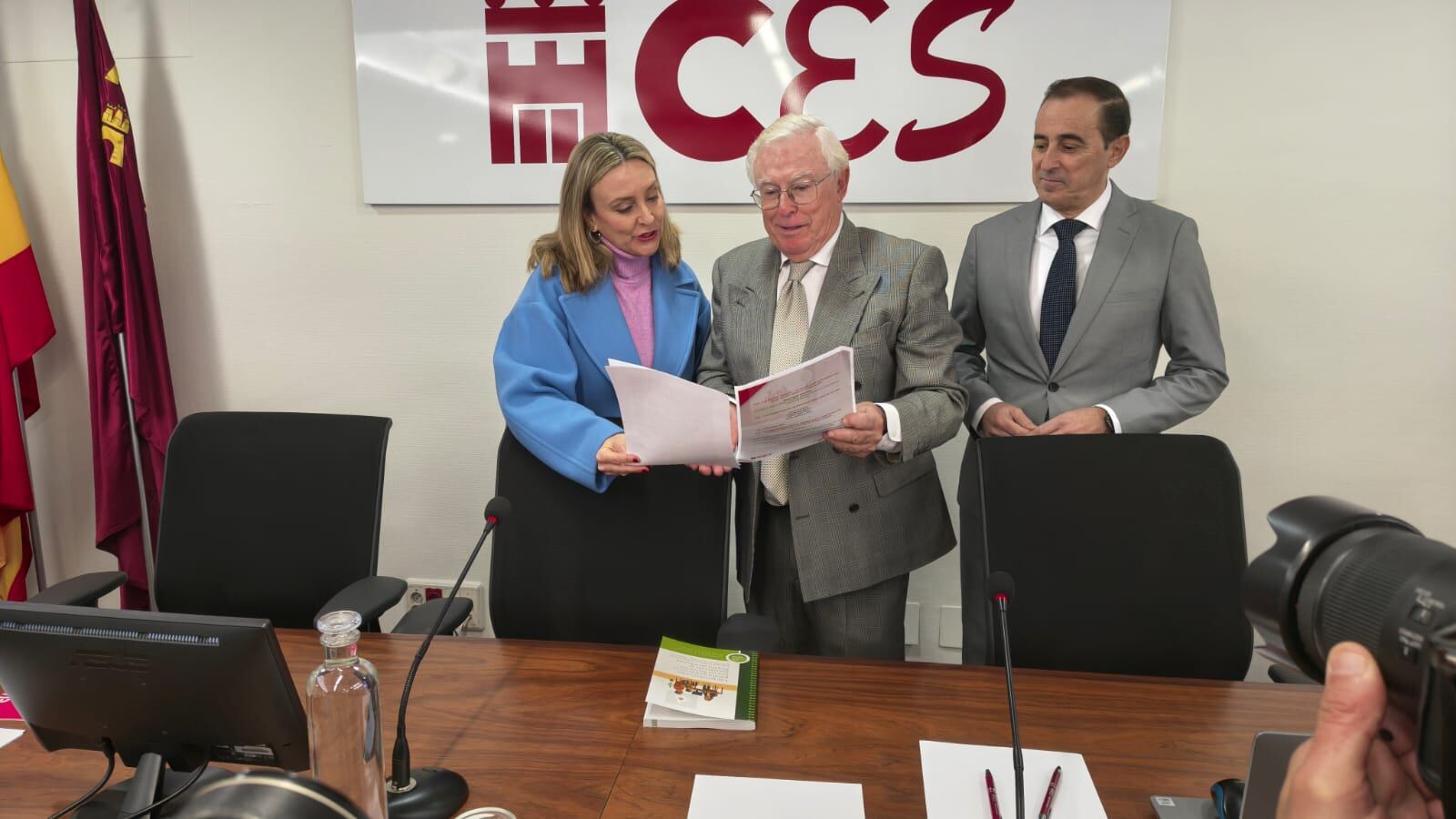 El presidente del CES, José Antonio Cobacho, junto a la consejera de Política Social, Conchita Ruiz y el presidente de la FMRM, Víctor López Abenza