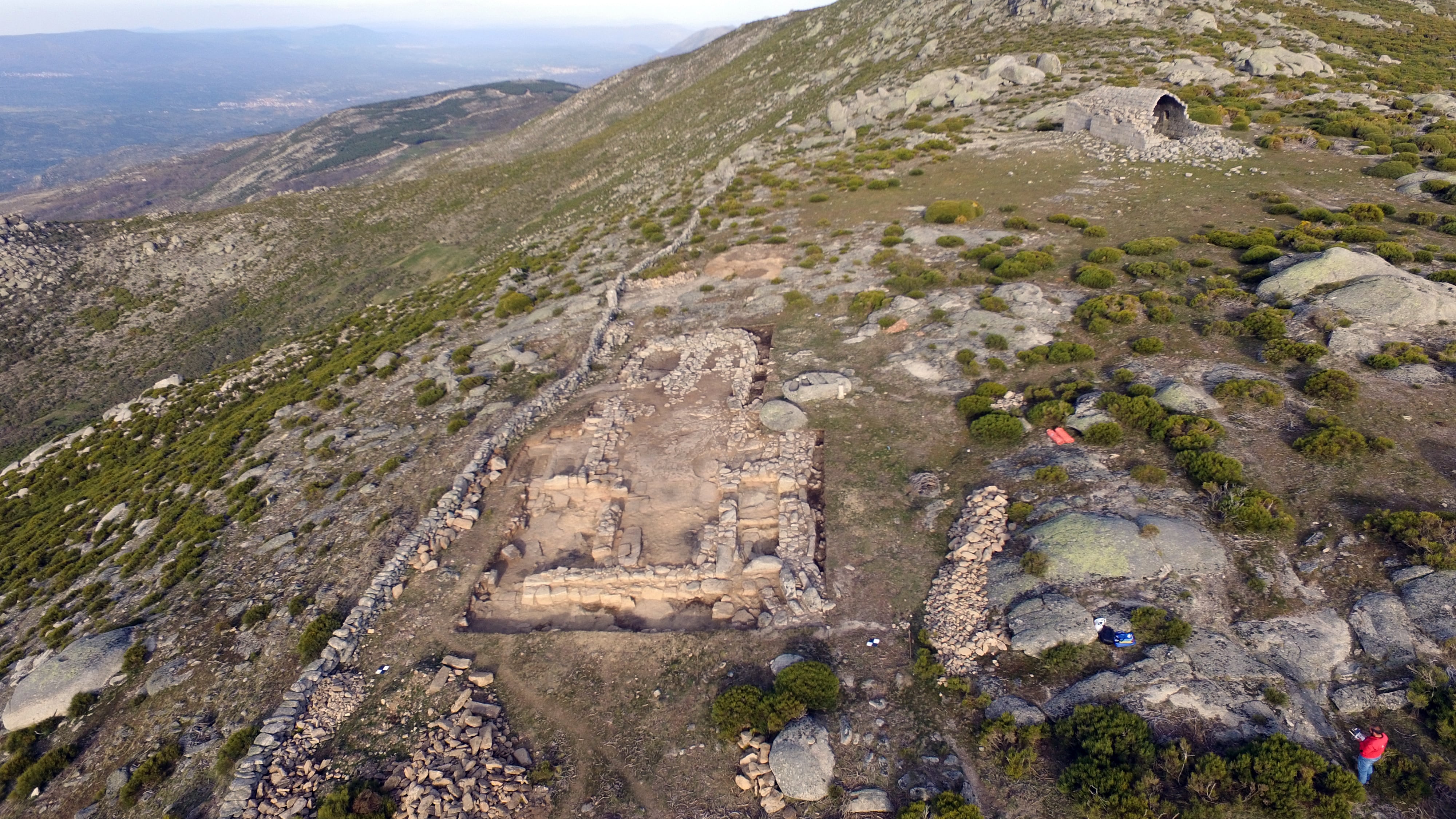 El templo excavado en primer término y restos de la ermita de San Pedro al fondo