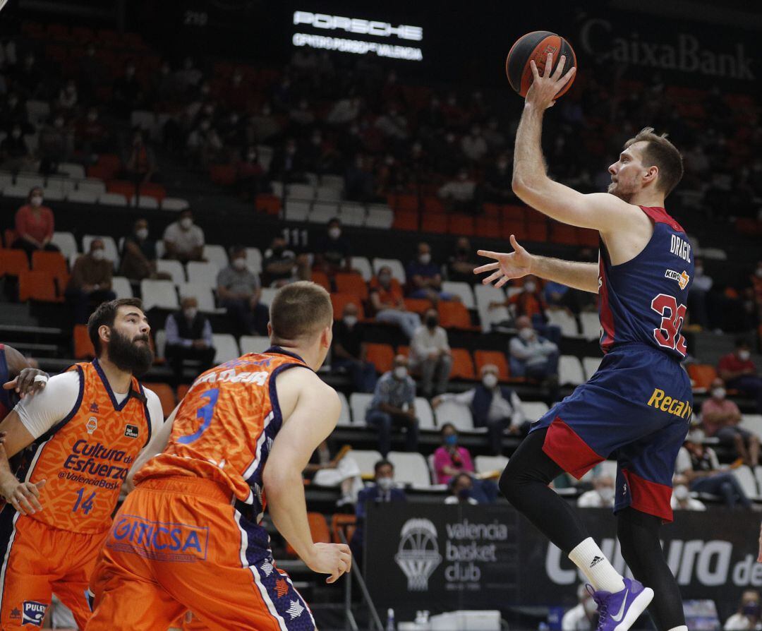 Dragic entrando a canasta.