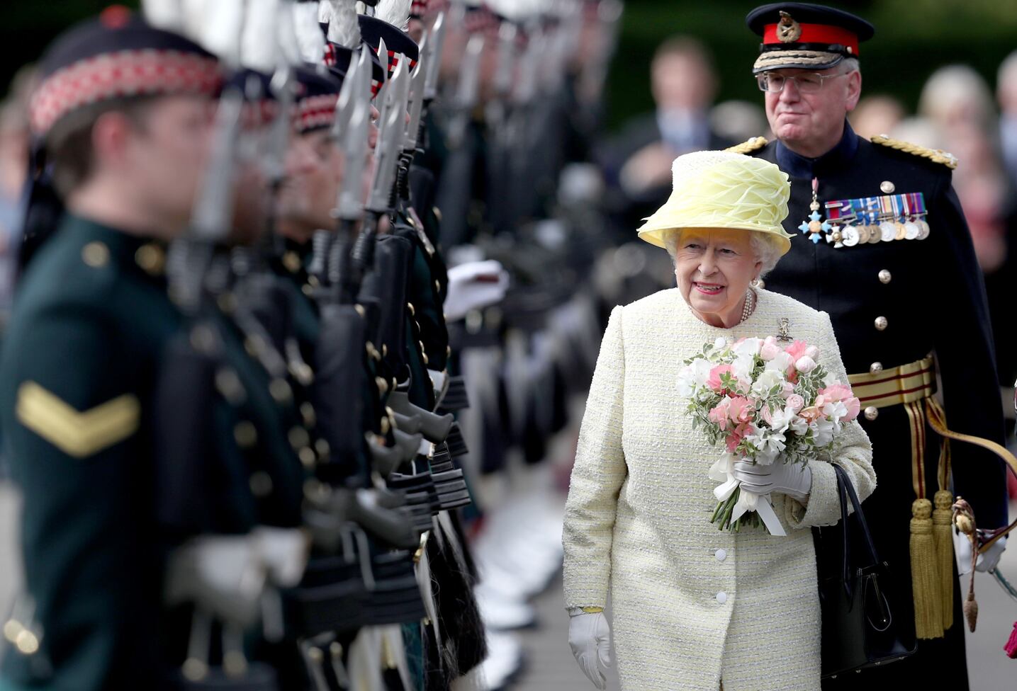 Isabel II pasa revista a varios militares.