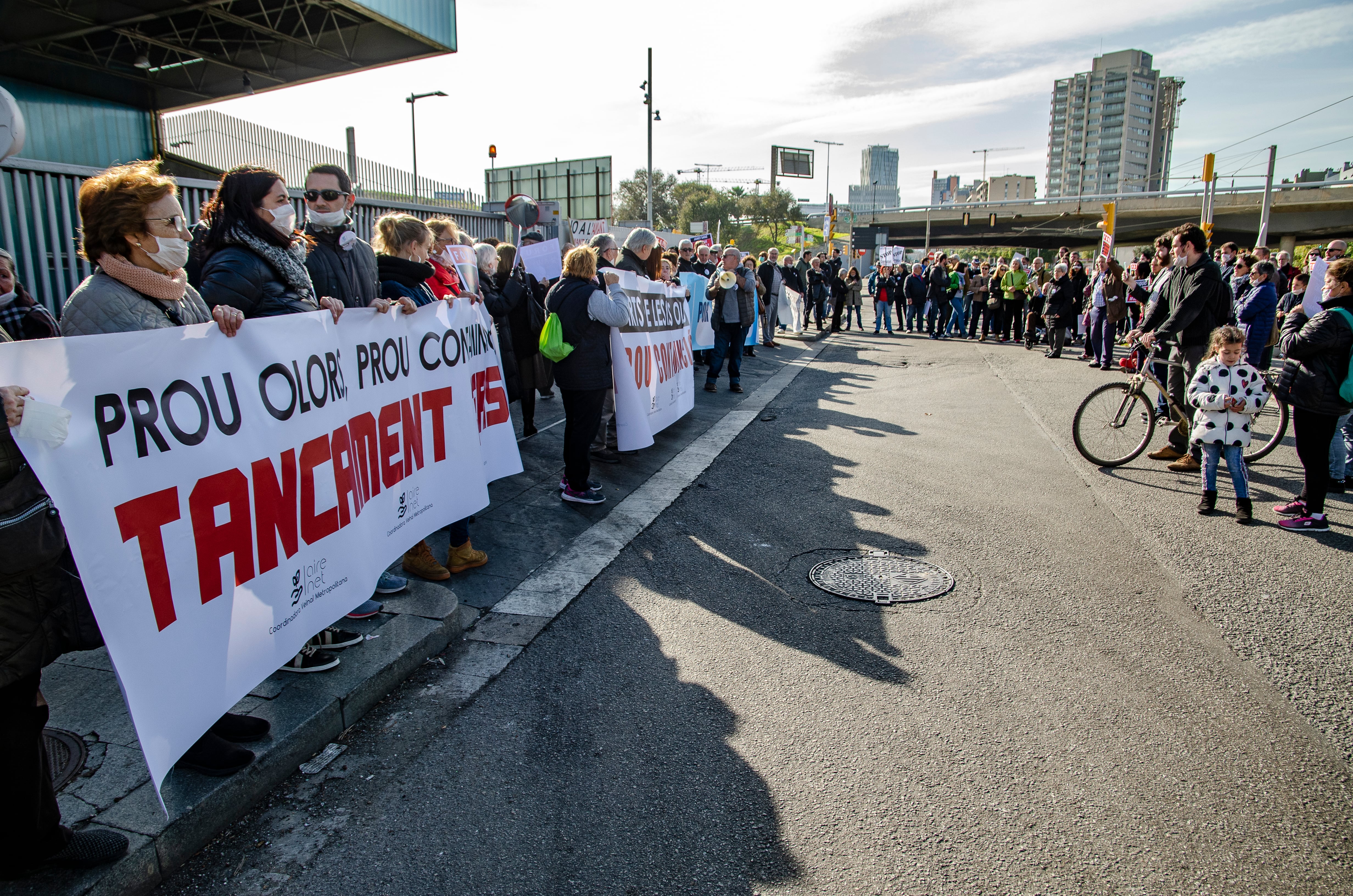 Fa anys que entitats veïnals de Sant Adrià del Besòs es queixen de les males olors i de les emissions contaminants de la incineradora, que té una xemeneia molt visible des de la ciutat