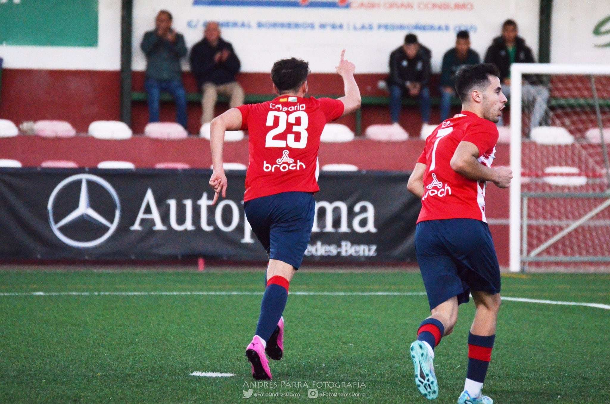 Ruben Romera (dorsal 23) celebrando un gol con el CD Pedroñeras. A su lado, Chumi (dorsal 7)