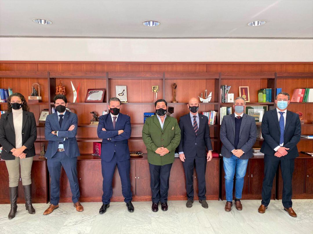 Reunién entre representantes del Ayuntamiento de Linares, Junta de Andalucía y Linares Deportivo, para abordar la rehabilitación de Linarejos.