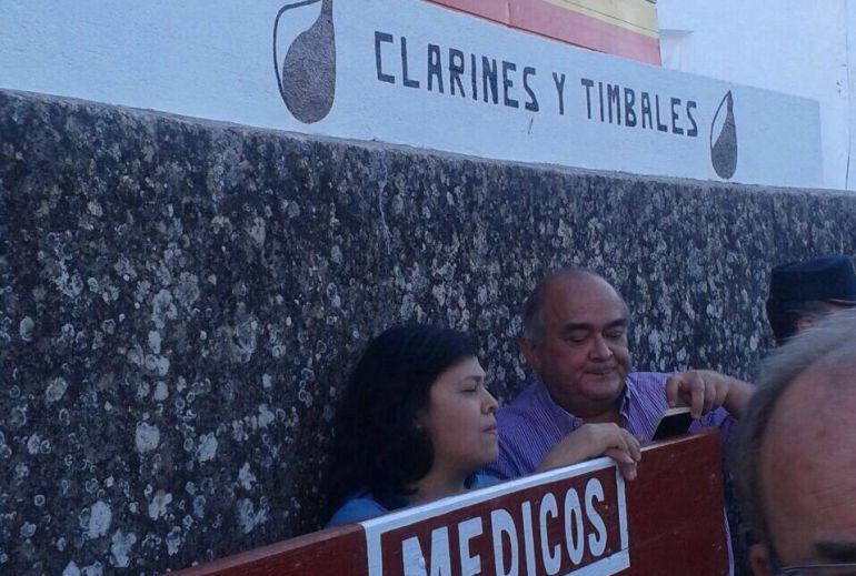 Equipo médico en la plaza de toros de Munera