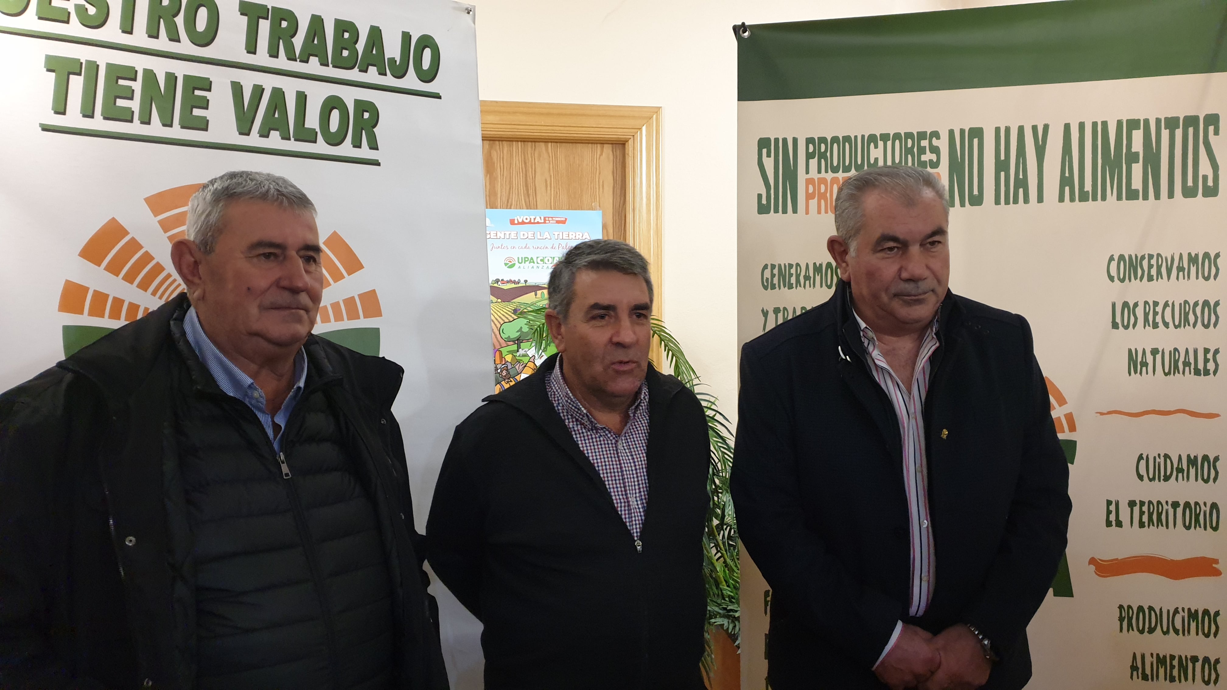 Lorenzo Ramos (i), Blas Donis (c) y Aurelio González, secretarios nacional, provincial y regional respectivamente de UPA (Unión de Pequeños Agricultores)