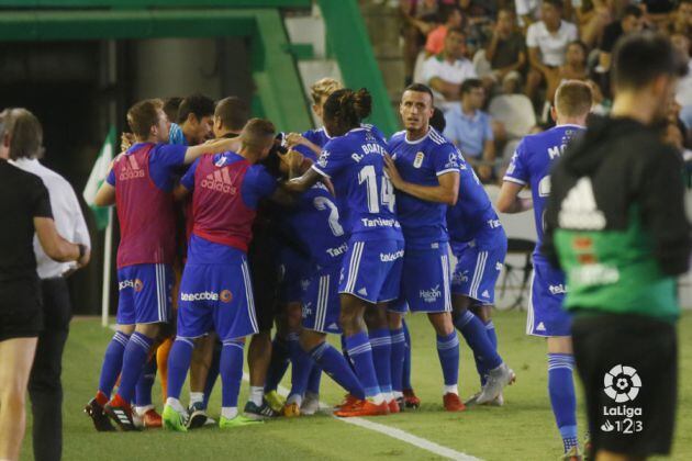 Los jugadores del Real Oviedo celebran uno de los goles anotados frente al Córdoba.