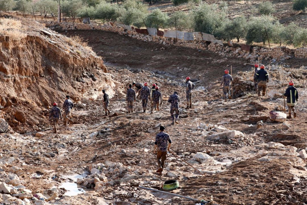 Miembros de las fuerzas civiles de defensa jordanas buscan a la niña desaparecida en Madaba