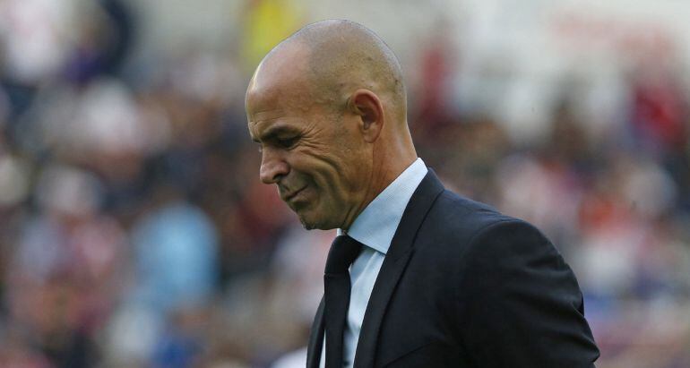 Paco Jémez, entrenador del Rayo Vallecano, cabizbajo en el encuentro frente al Levante.