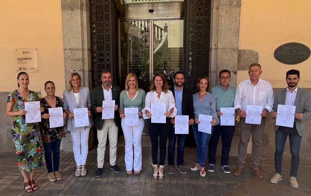 El equipo de los populares esta mañana en la puerta del ayuntamiento de Castelló