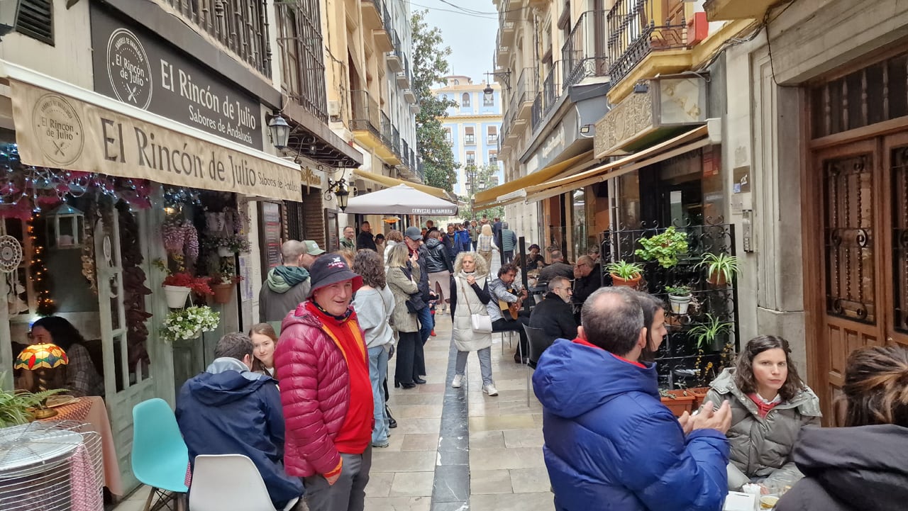 Bares y terrazas de la calle Navas, en pleno centro de Granada, en la Semana Santa de 2024