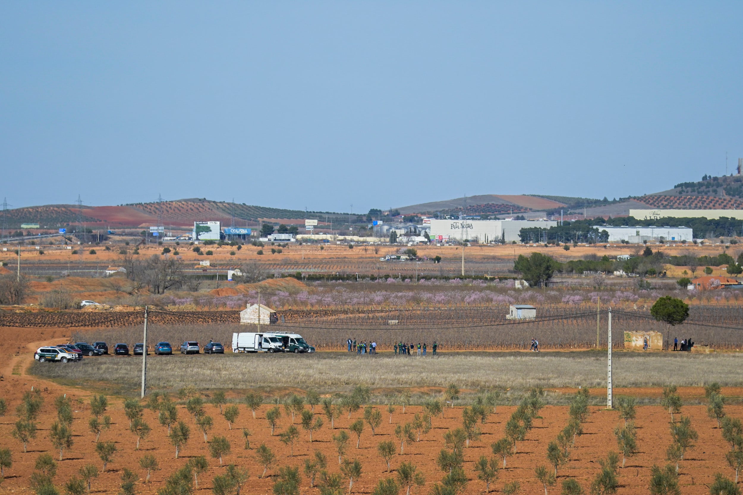 VALDEPEÑAS (Ciudad Real), 14/03/2023.- La Guardia Civil registra este martes una finca de Ciudad Real en el marco de la investigación de la desaparición de D. Juan Miguel Isla Fernández. La Guardia Civil está llevando a cabo actuaciones en la provincia de Ciudad Real tendentes al esclarecimiento de la desaparición de D. Juan Miguel Isla Fernández, quien se encuentra en paradero desconocido desde el pasado 22 de julio de 2022. En concreto, se está registrando una finca cercana a la localidad de Valdepeñas. La investigación, desarrollada por los agentes de la Unidad Central Operativa (UCO) y la Comandancia de Ciudad Real, es dirigida por el Juzgado de Instrucción Nº2 de Manzanares. EFE/Jesús Monroy
