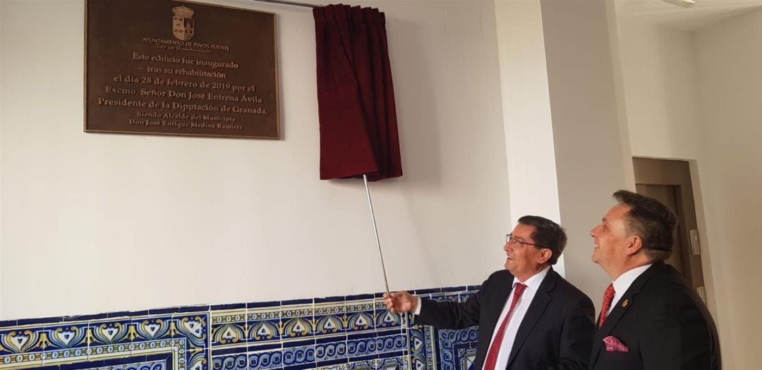 Pepe Entrena descubre la placa conmemorativa de la inauguración en presencia de Enrique Medina