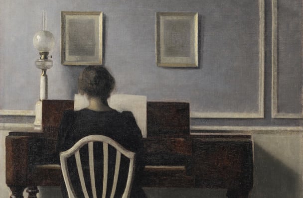 'Interior con mujer al piano' de Vilhelm Hammershøi