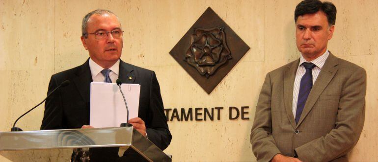 Carles Pellicer, a l&#039;esquerra, acompanyat del portaveu del govern, Joaquim Enrech. 