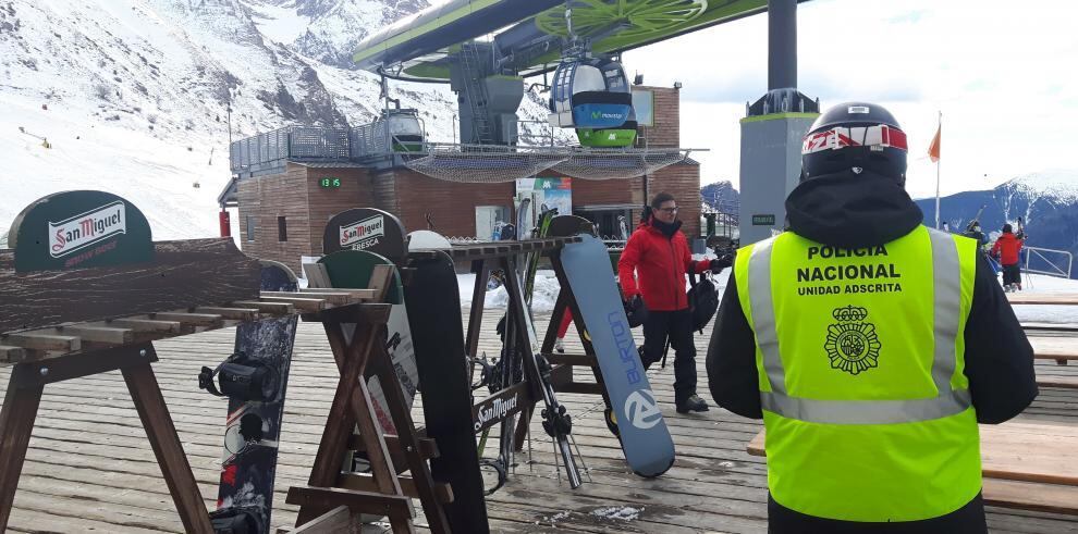 Efectivos de la Policía Nacional Adscrita realizando controles en las estaciones de esquí