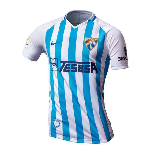 Rayas más finas y mayor predominio del blanco. Así es la nueva equipación del Málaga