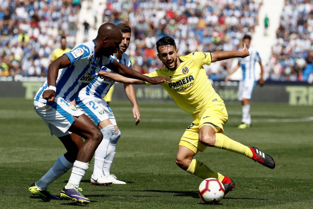 El jugador italiano del Villarreal Nicola Sansone intenta controlar el balón ante Nyom, del Leganés