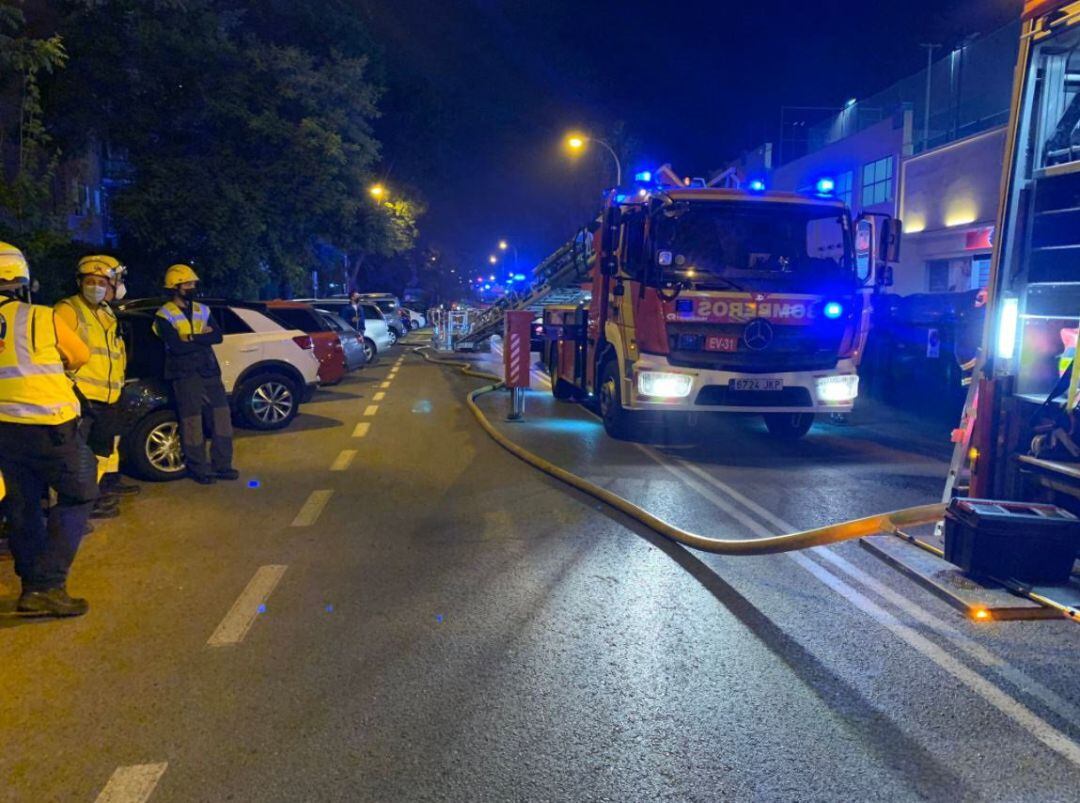 Bomberos de Madrid trabajan en la extinción de un incendio en el Centro Comercial Ermita del Santo