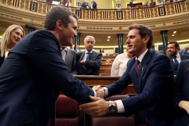 Pablo Casado (PP) y Albert Rivera (Ciudadanos) se saludan en el Congreso.