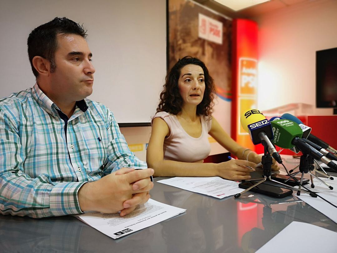 Los socialistas Juan Carlos González y Fátima Fernández ante la prensa