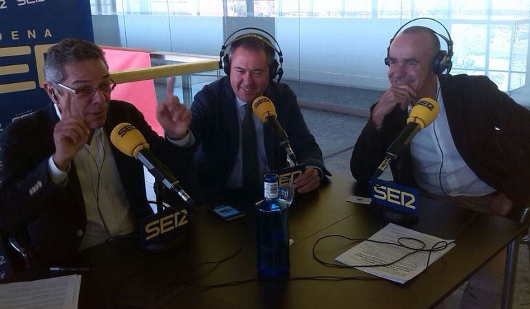 De izquierda a derecha, en el nuevo auditorio de Fibes, Salomón Hachuel, director y presentador del programa Hoy por Hoy Sevilla; el alcalde Juan Espadas, y el delegado municipal de Turismo, Antonio Muñoz